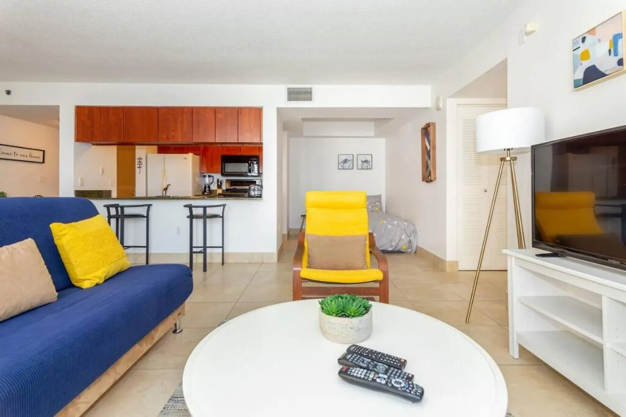 2 Bedroom, 2 Bathroom Den Brickell Pool, Hot Tub, And Gym Apartment Miami
