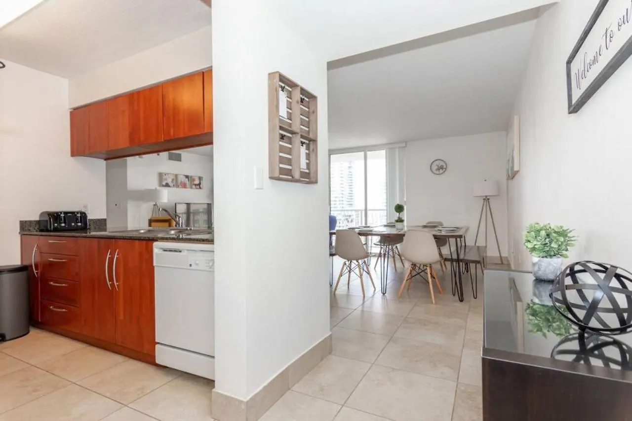 2 Bedroom, 2 Bathroom Den Brickell Pool, Hot Tub, And Gym