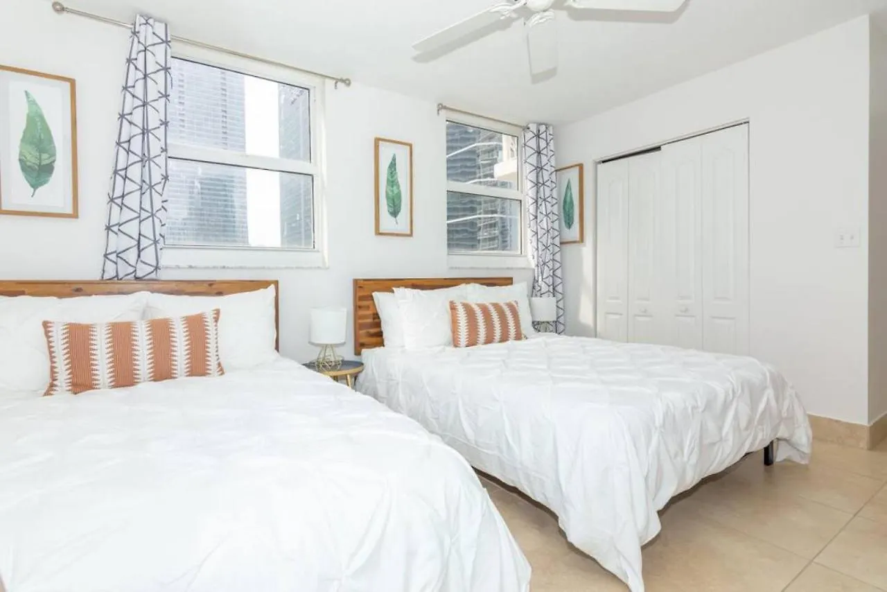 2 Bedroom, 2 Bathroom Den Brickell Pool, Hot Tub, And Gym Apartment *