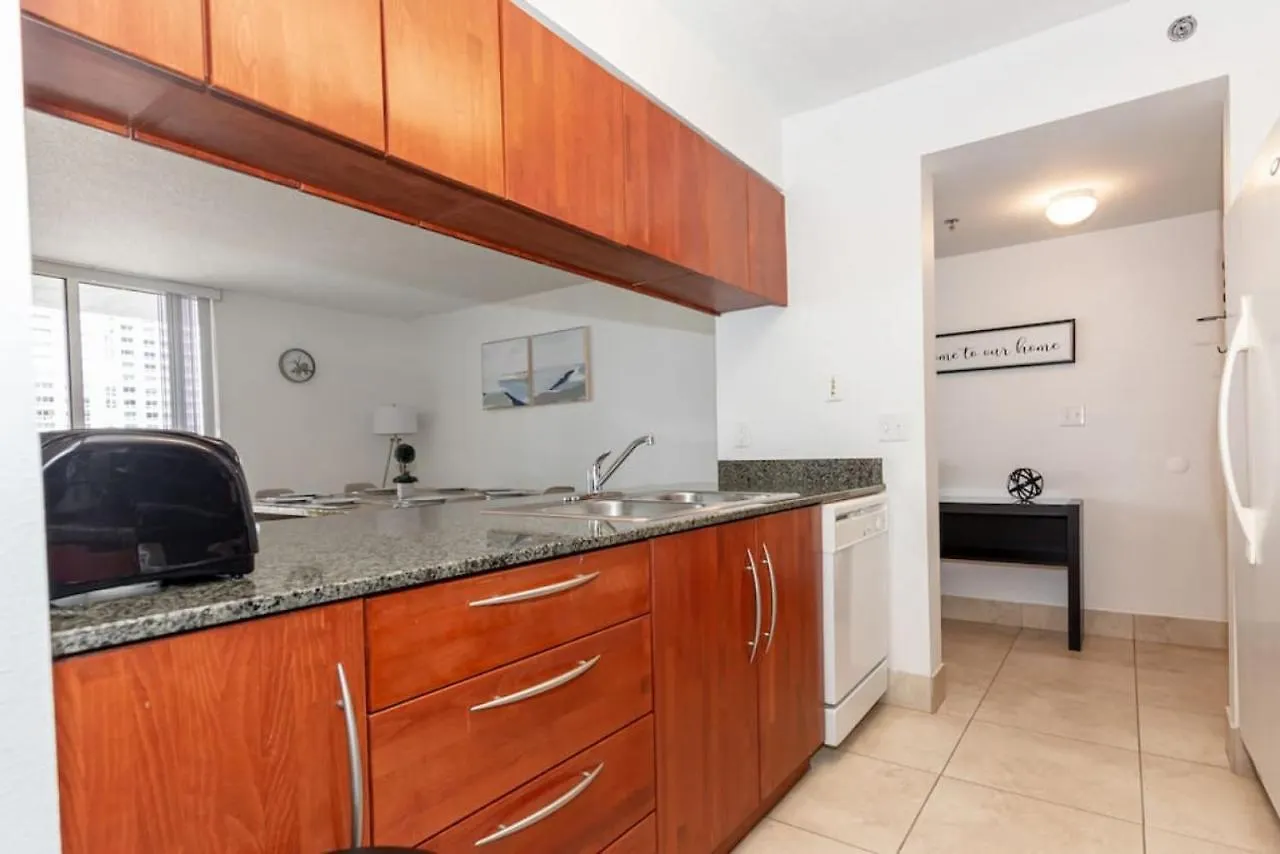 2 Bedroom, 2 Bathroom Den Brickell Pool, Hot Tub, And Gym *