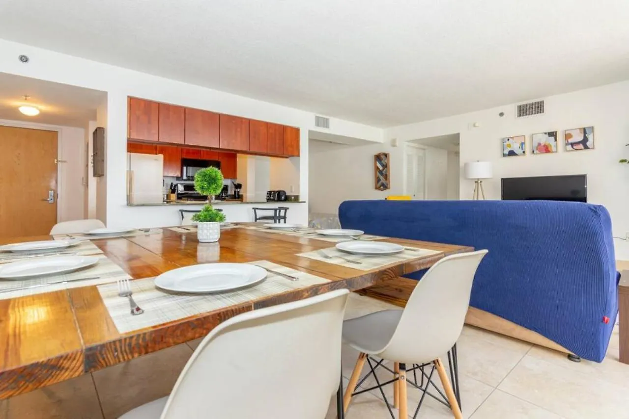 2 Bedroom, 2 Bathroom Den Brickell Pool, Hot Tub, And Gym Apartment Miami