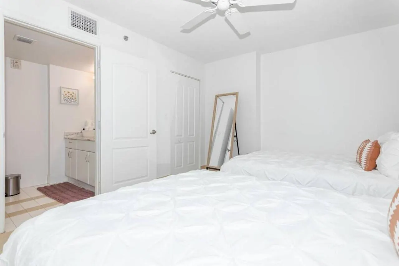 2 Bedroom, 2 Bathroom Den Brickell Pool, Hot Tub, And Gym *