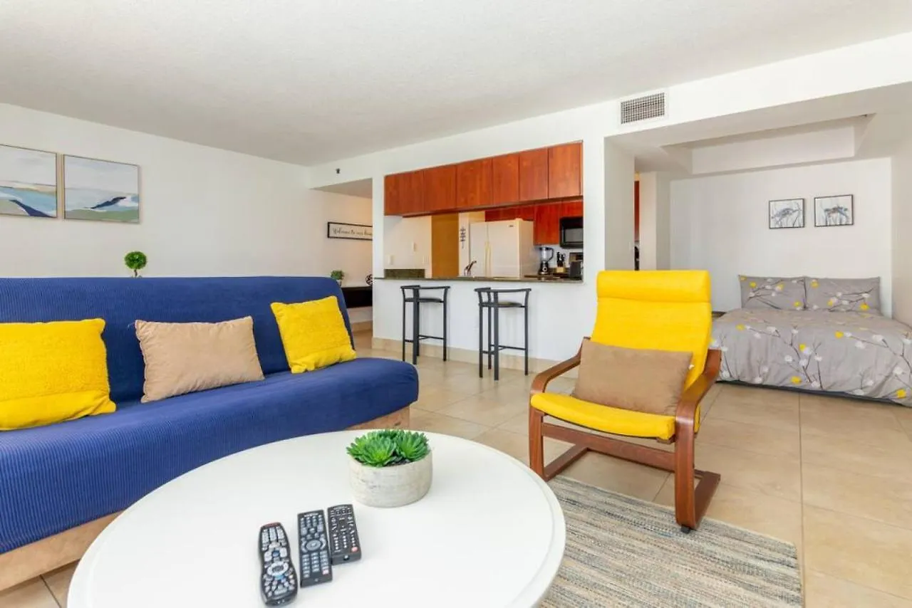 2 Bedroom, 2 Bathroom Den Brickell Pool, Hot Tub, And Gym