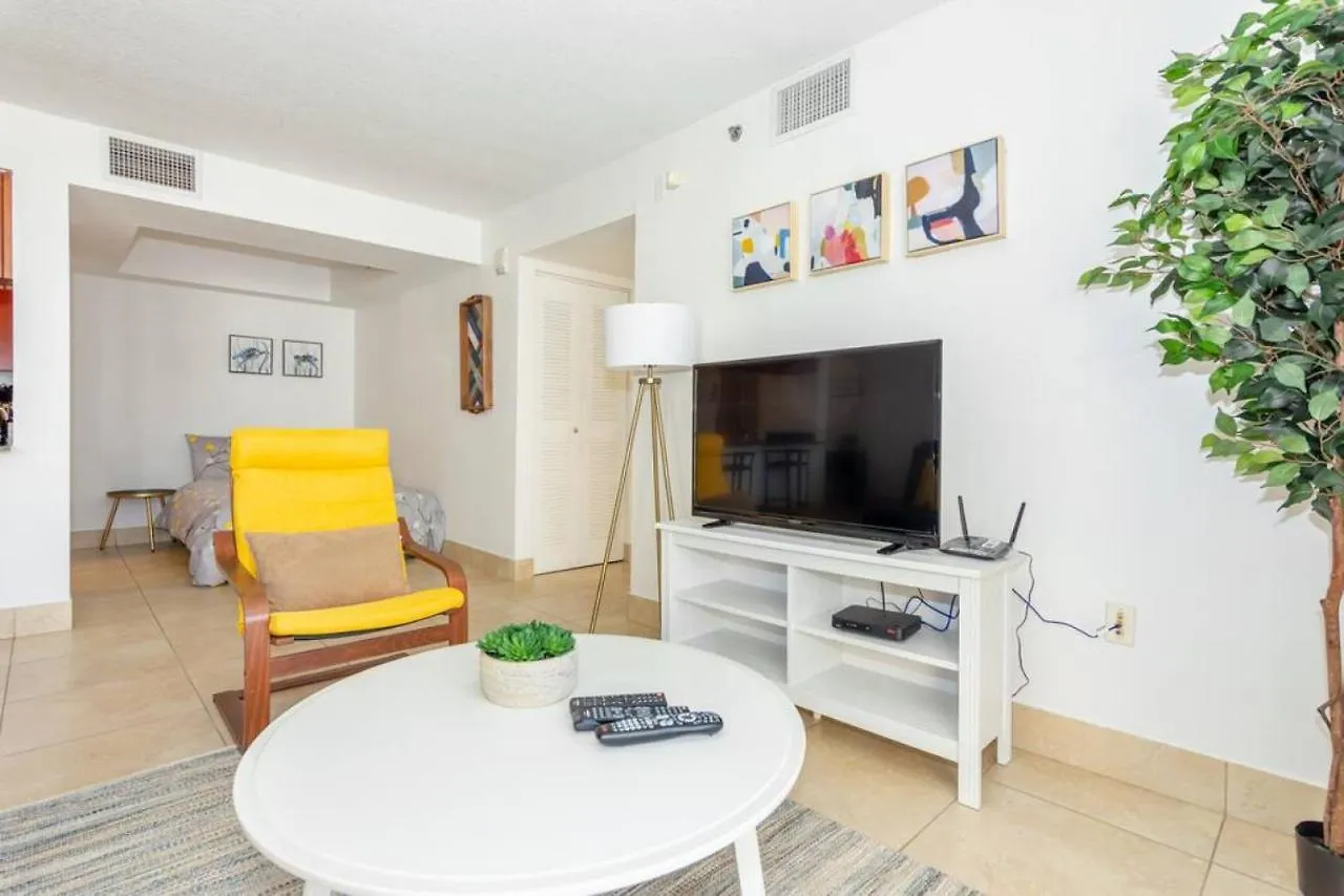 2 Bedroom, 2 Bathroom Den Brickell Pool, Hot Tub, And Gym Apartment Miami
