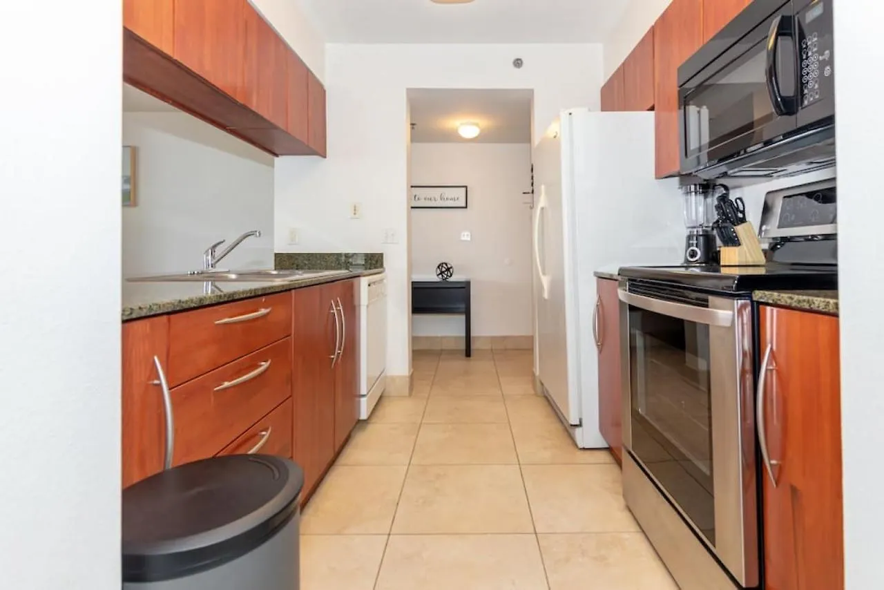 Apartment 2 Bedroom, 2 Bathroom Den Brickell Pool, Hot Tub, And Gym
