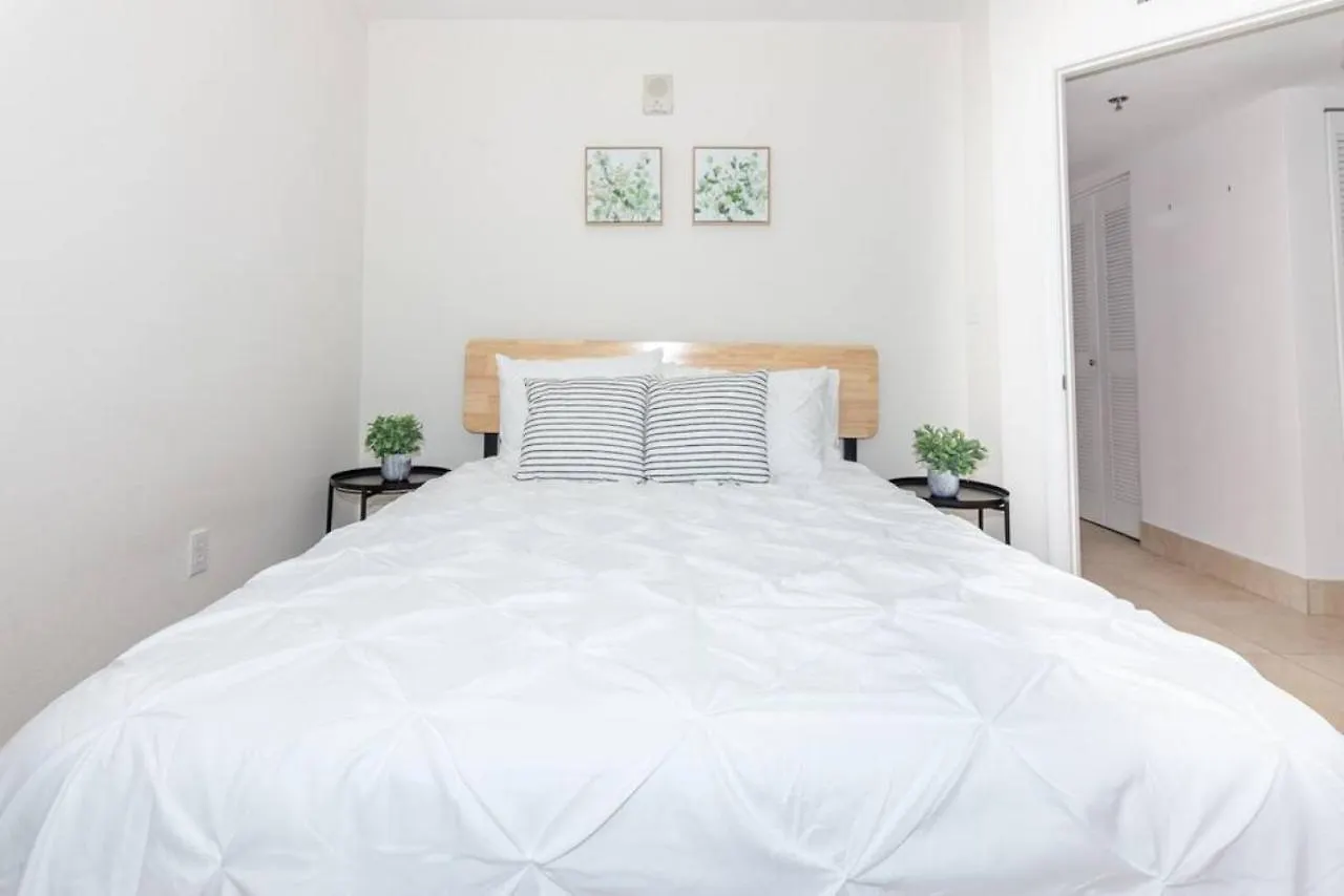2 Bedroom, 2 Bathroom Den Brickell Pool, Hot Tub, And Gym *