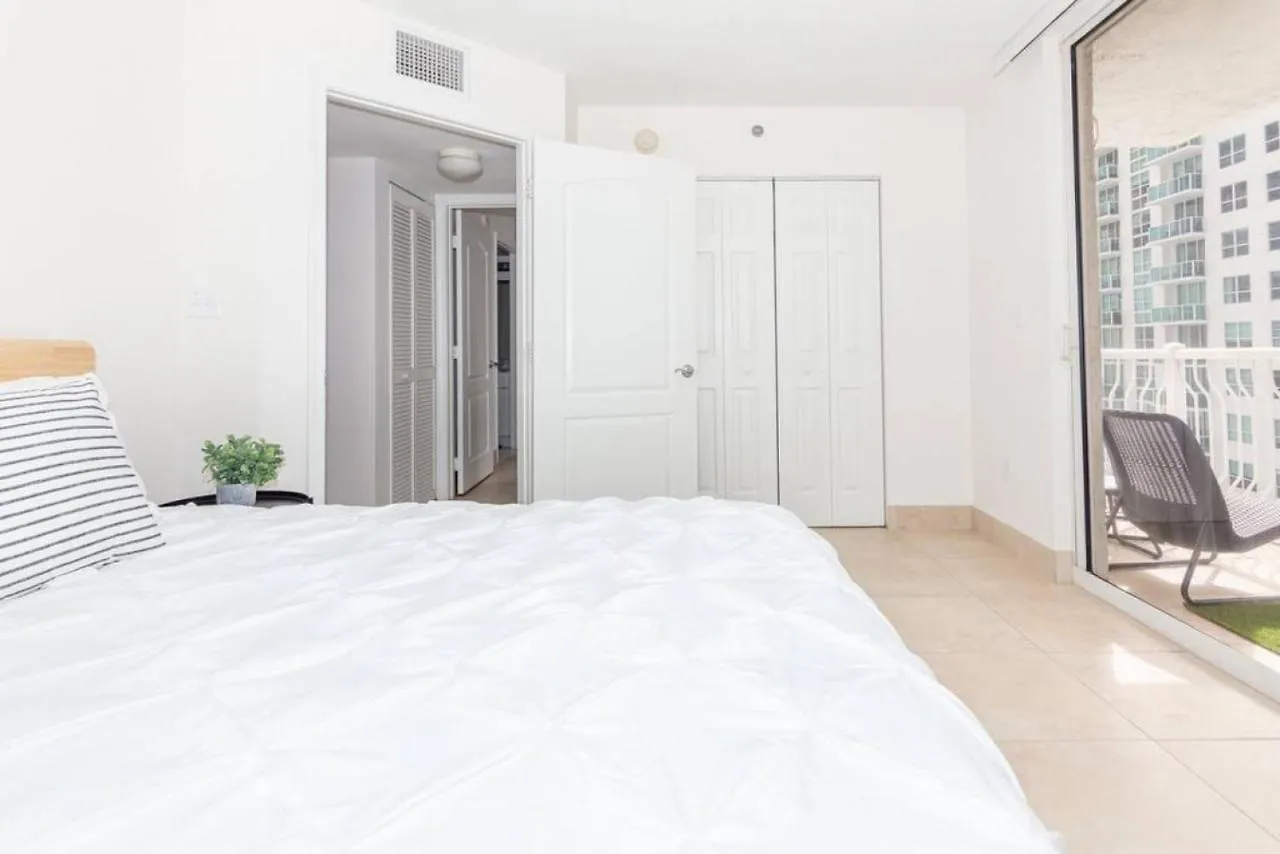 2 Bedroom, 2 Bathroom Den Brickell Pool, Hot Tub, And Gym * Miami