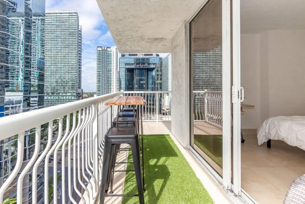 2 Bedroom, 2 Bathroom Den Brickell Pool, Hot Tub, And Gym