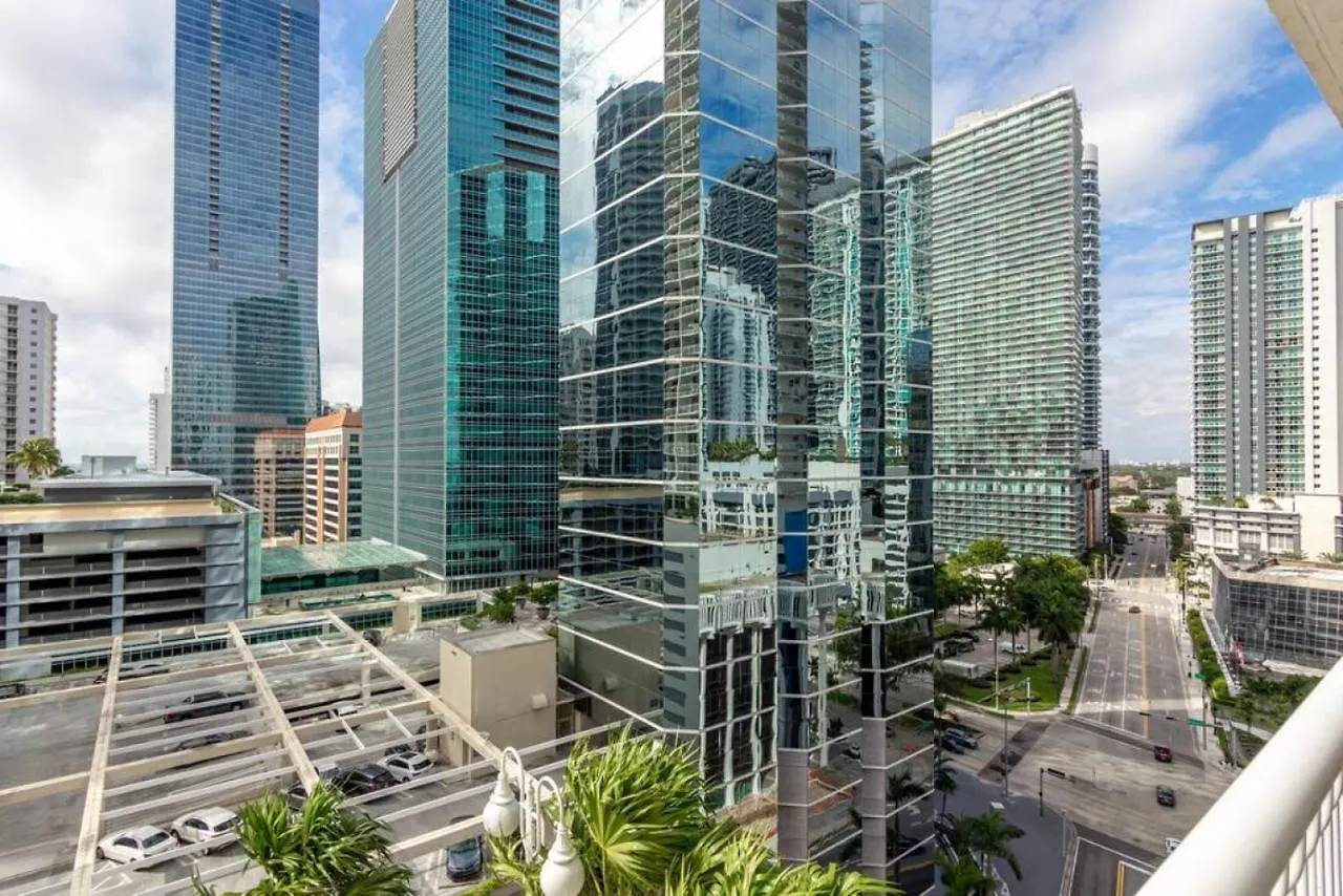 2 Bedroom, 2 Bathroom Den Brickell Pool, Hot Tub, And Gym *