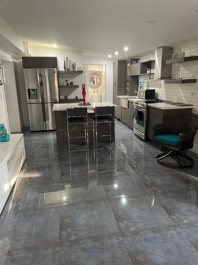 Cozy Triplex Centrally Located Miami