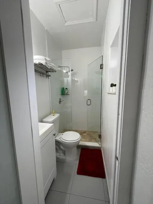 Comfortable Modern Apartment- Location. *