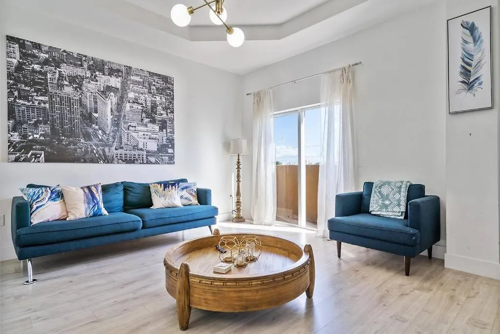 Near Airport 2 Story 2 Bedroom W/ Balcony