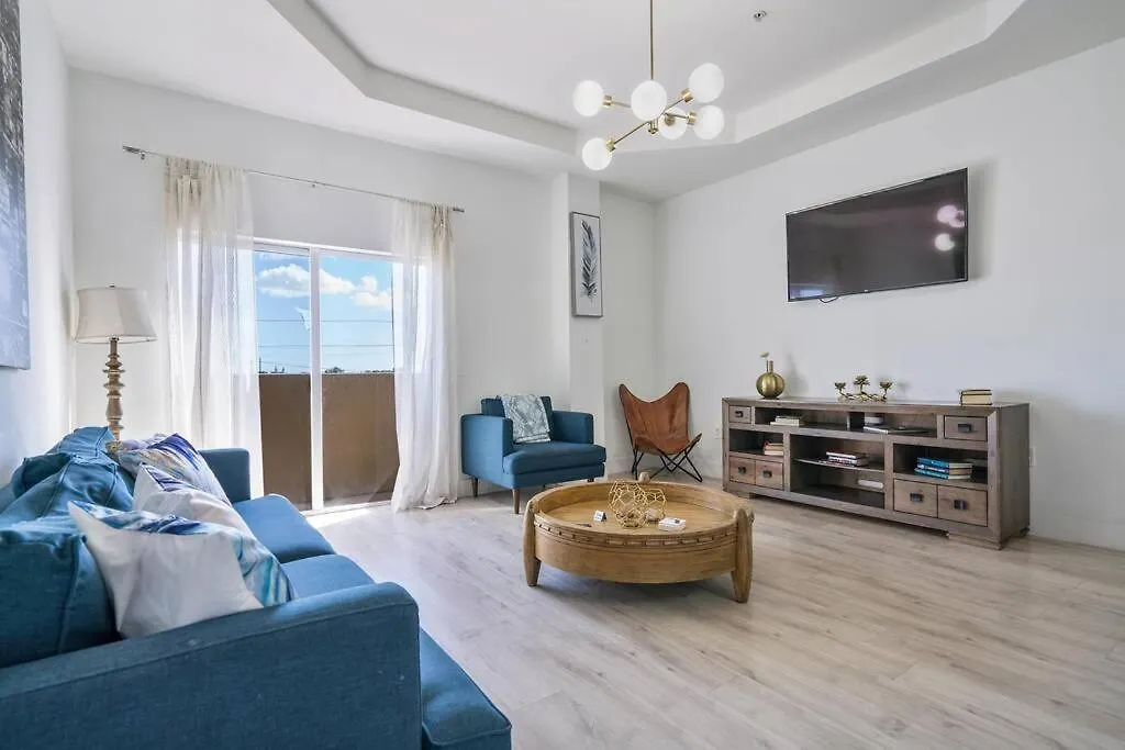 Near Airport 2 Story 2 Bedroom W/ Balcony Apartamento