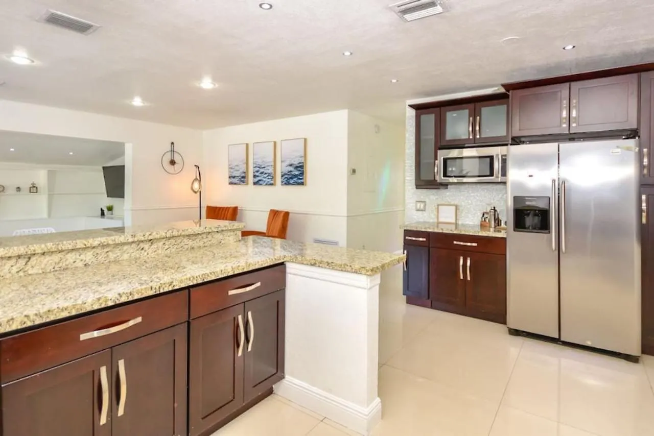 Villa Five Bedroom With Pool In Highland Lakes Near Aventura Mall