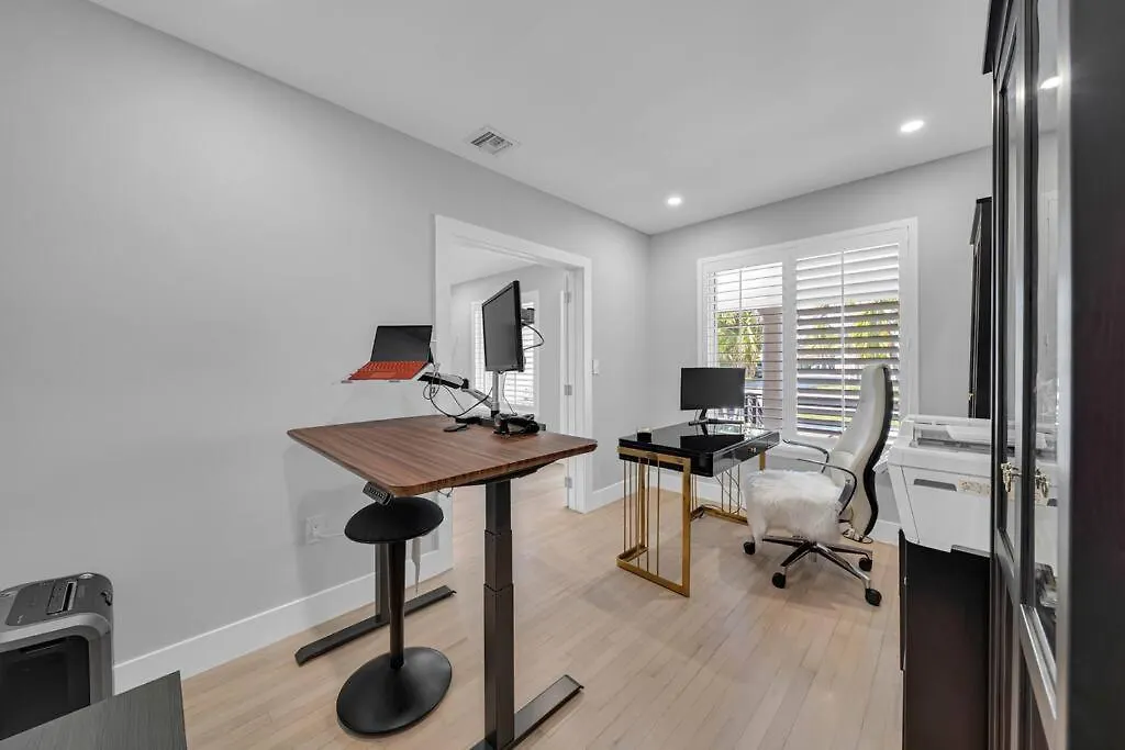 Centrally Located W/ Pool & Gym ! Willa *