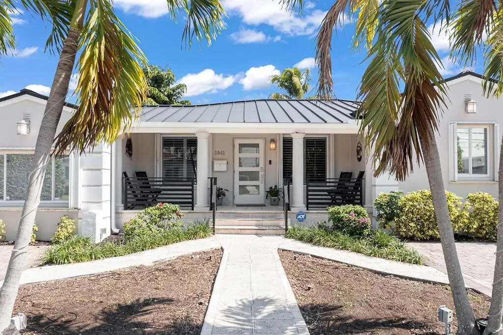 Willa Centrally Located W/ Pool & Gym !