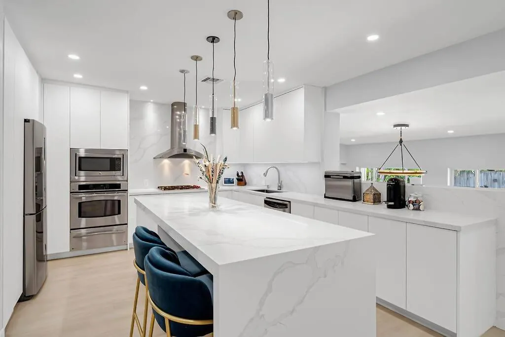 Willa Centrally Located W/ Pool & Gym ! *
