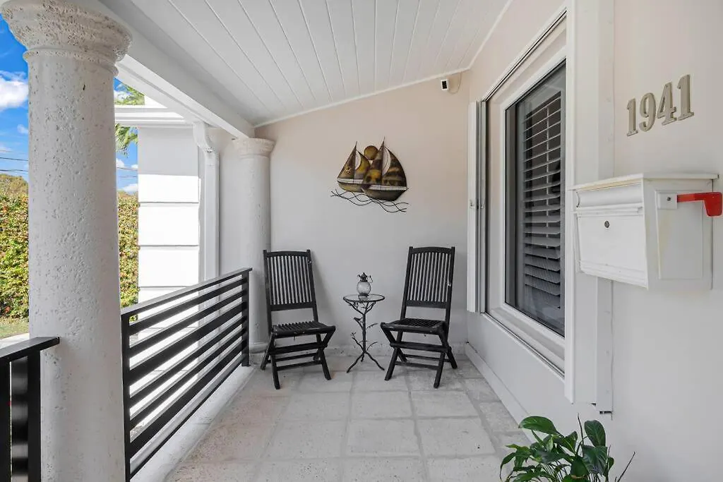 Willa Centrally Located W/ Pool & Gym ! *