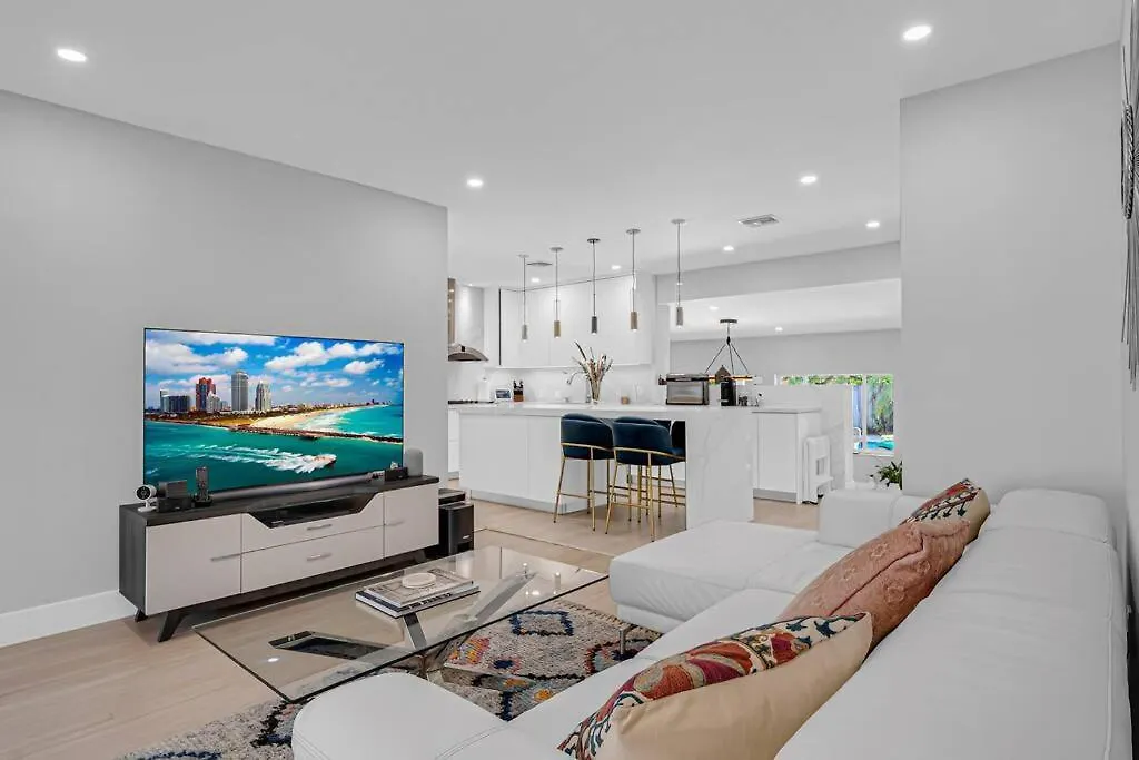 Centrally Located W/ Pool & Gym ! Willa *