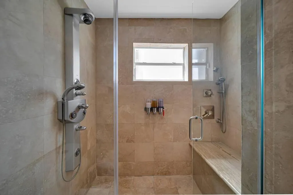Centrally Located W/ Pool & Gym ! Willa Miami