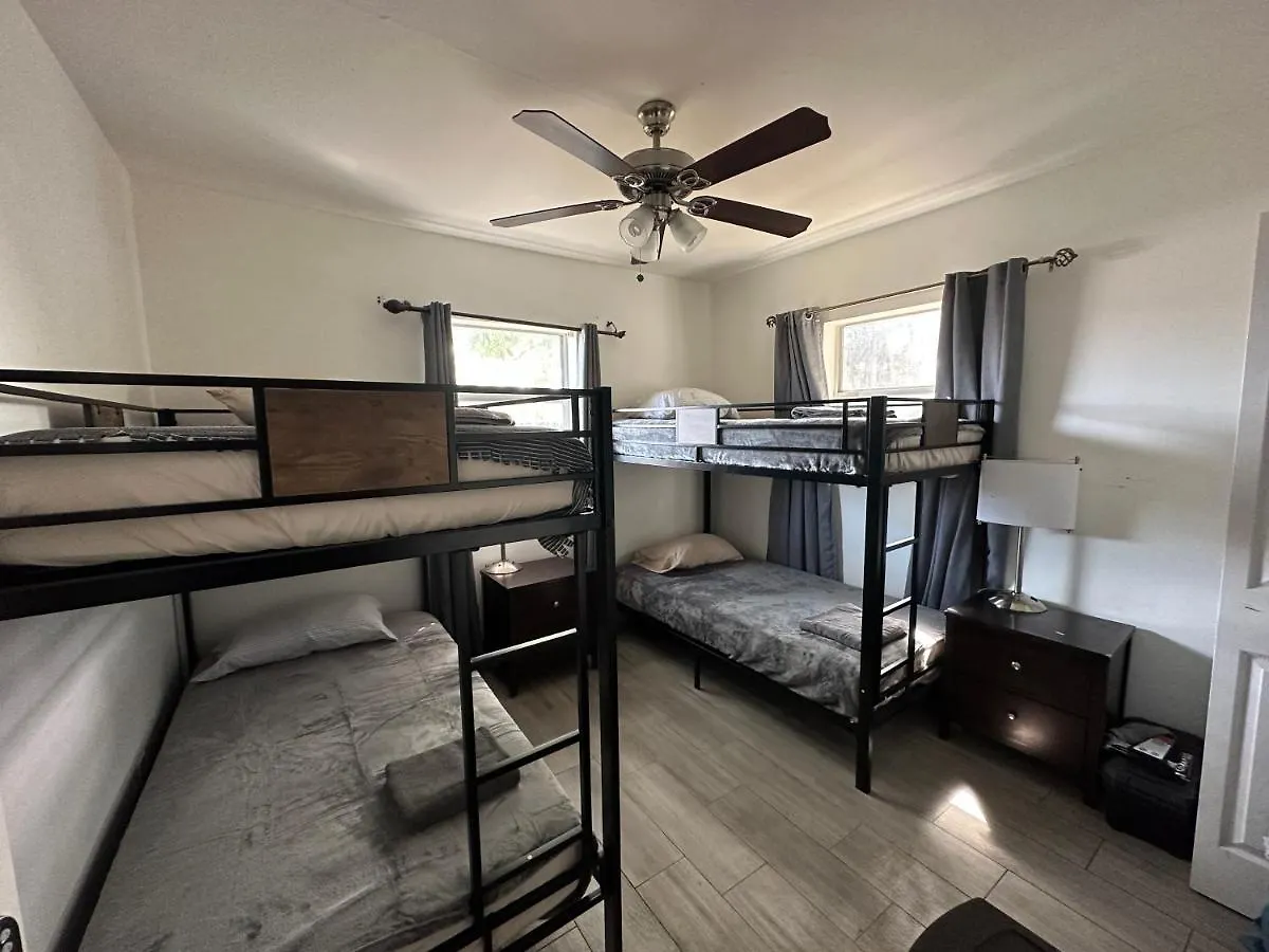 Privatunterkunft Bekahouse With Parking, Backyard And Laundry