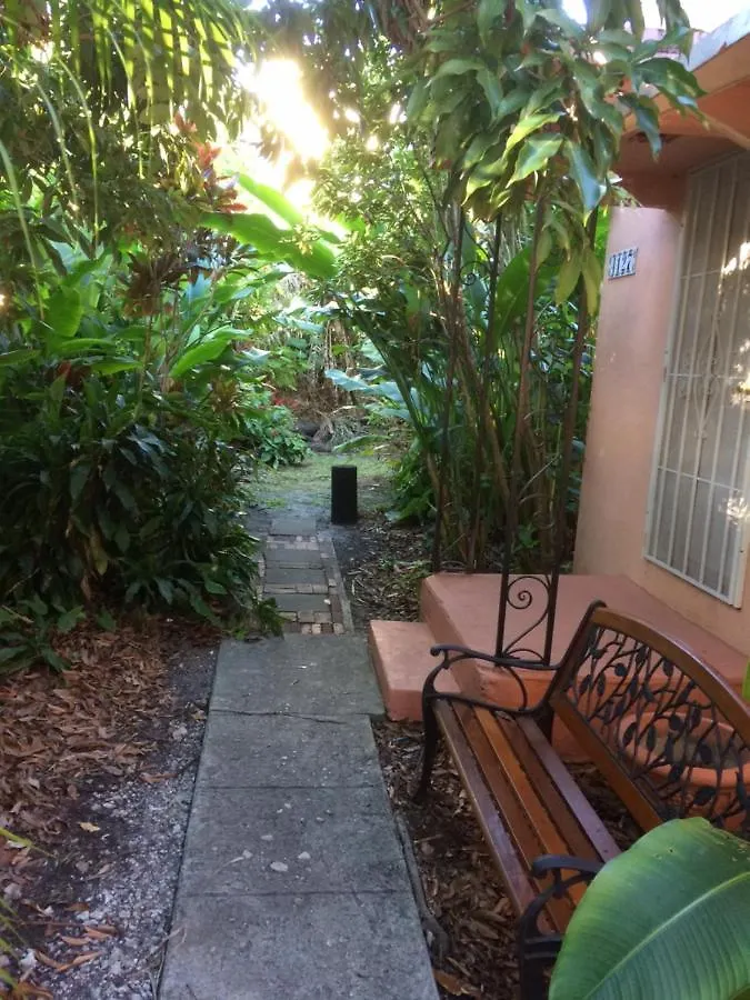 1br Historic Art Deco Charm Meets Modern Comfort- Huge Tropical Garden In Posh Coral Gables-10 Min Airport *
