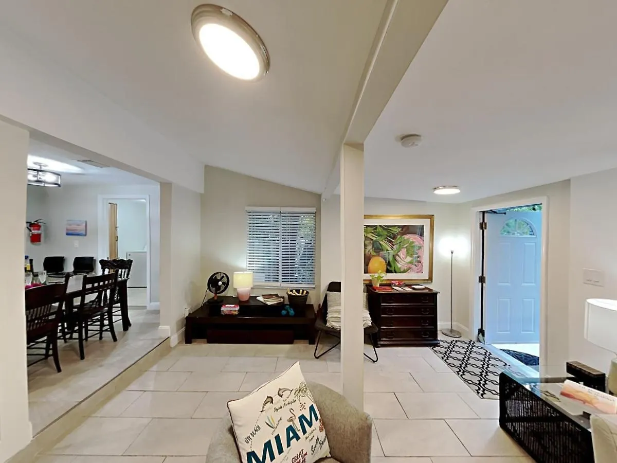 度假居 Townhouse With Patio, Gazebo, Free Parking, Centrally Located *