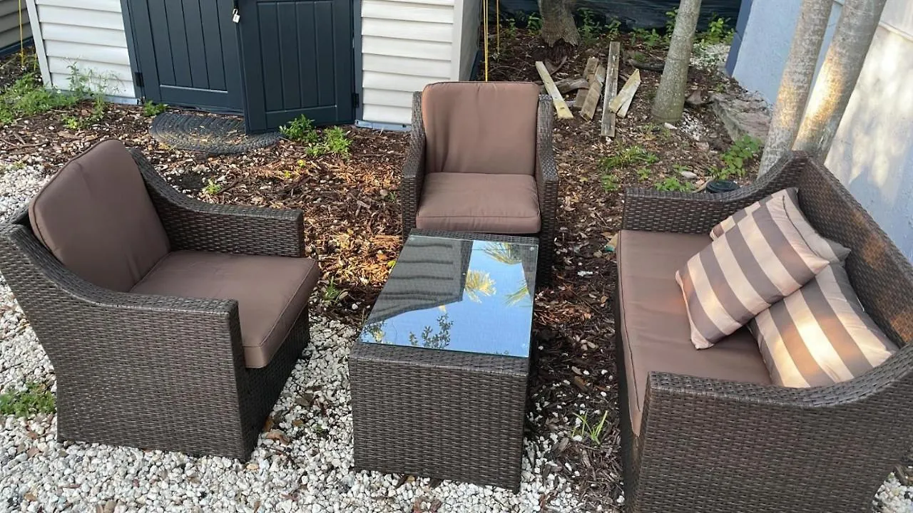 Townhouse With Patio, Gazebo, Free Parking, Centrally Located 度假居