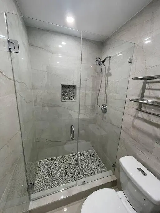 Modern Oversized 3 Bedroom In Location 度假居