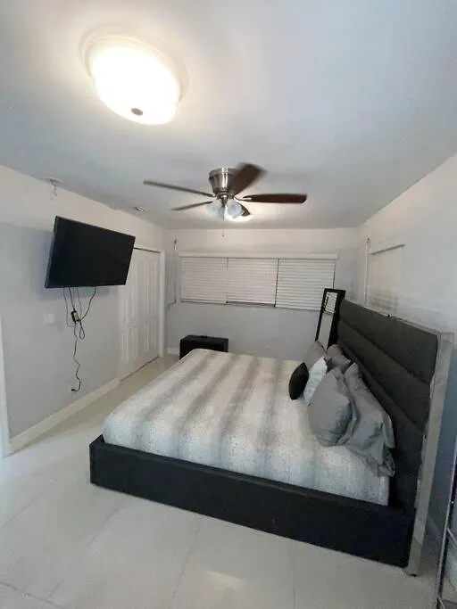 Modern Oversized 3 Bedroom In Location 度假居 *