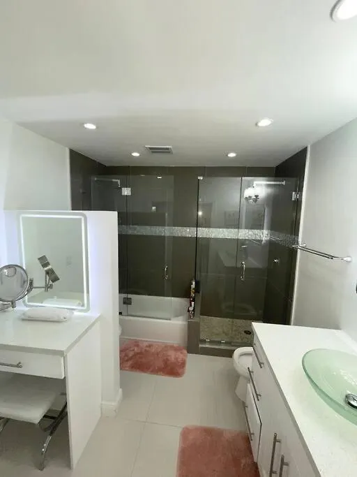 Modern Oversized 3 Bedroom In Location