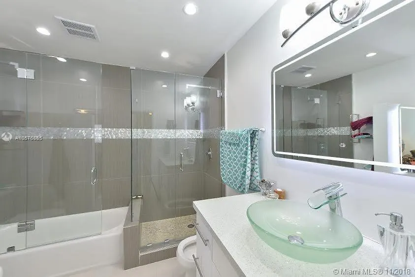 Modern Oversized 3 Bedroom In Location *