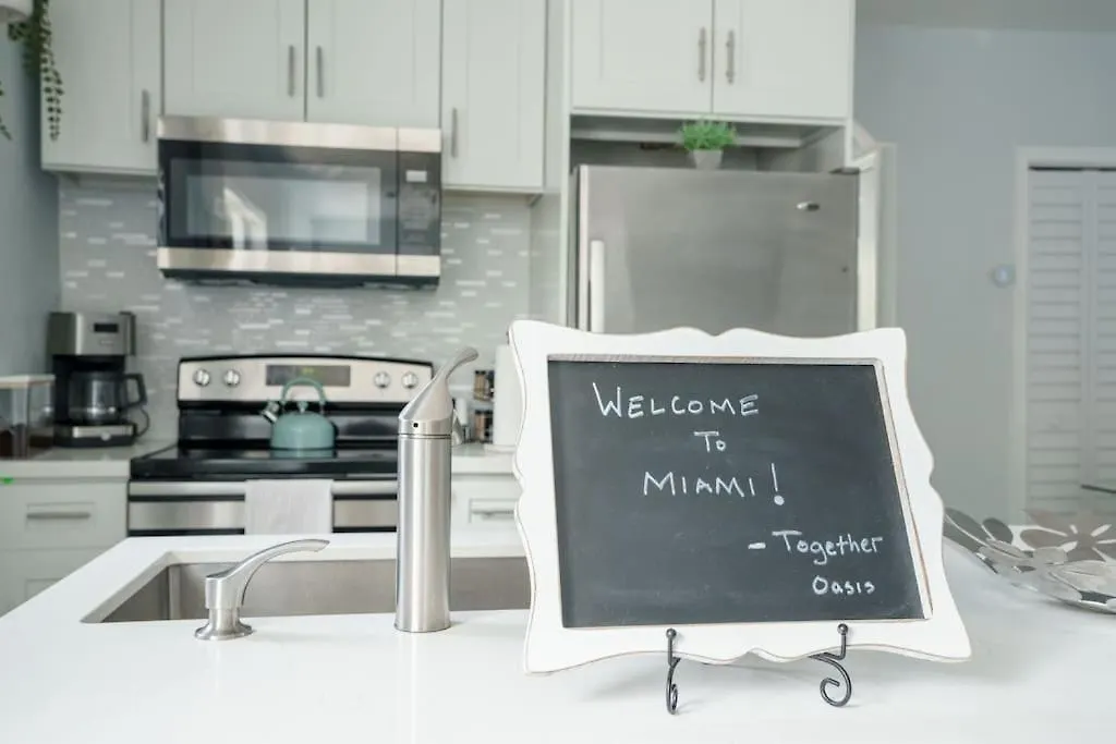 Hot Tub, Games & King Bed - 8min From Airport, & Dt
