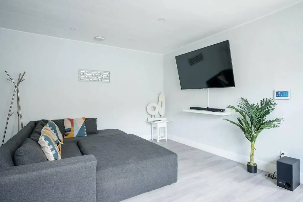 Hot Tub, Games & King Bed - 8min From Airport, & Dt Διαμέρισμα *