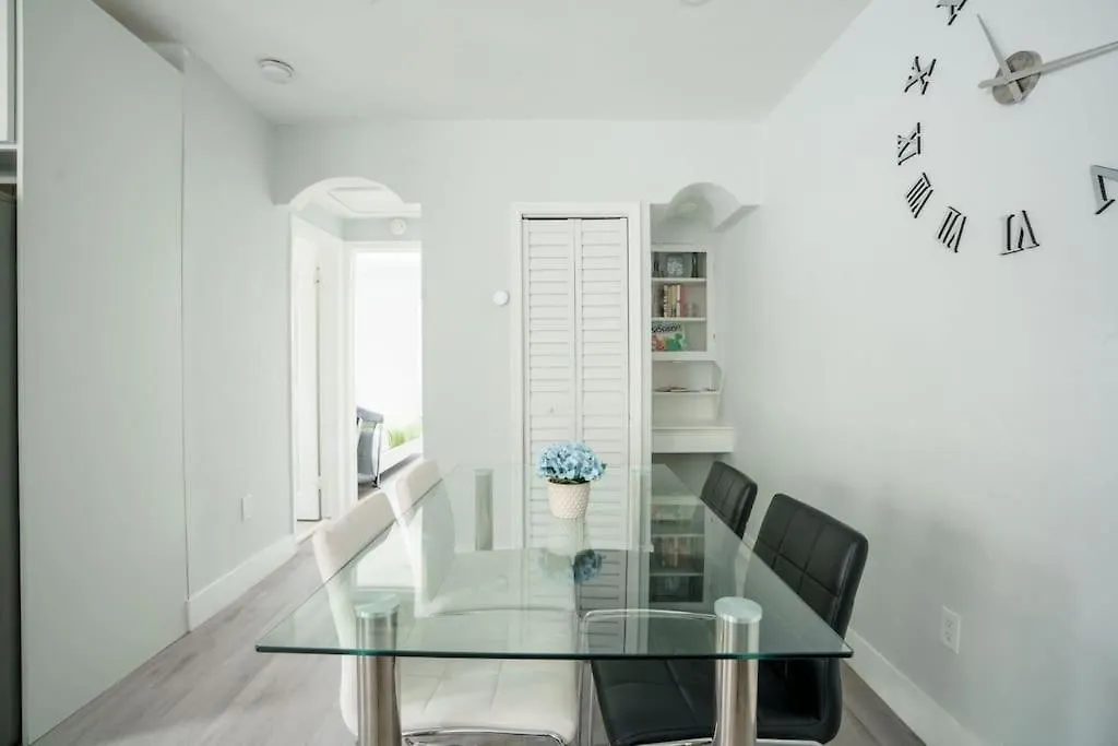 Hot Tub, Games & King Bed - 8min From Airport, & Dt Διαμέρισμα