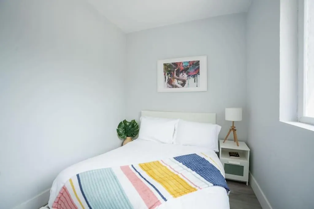 Hot Tub, Games & King Bed - 8min From Airport, & Dt
