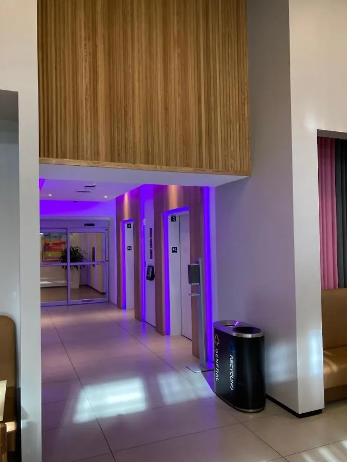 Brand New Modern 1 Bedroom Unit Downtown Apartment *
