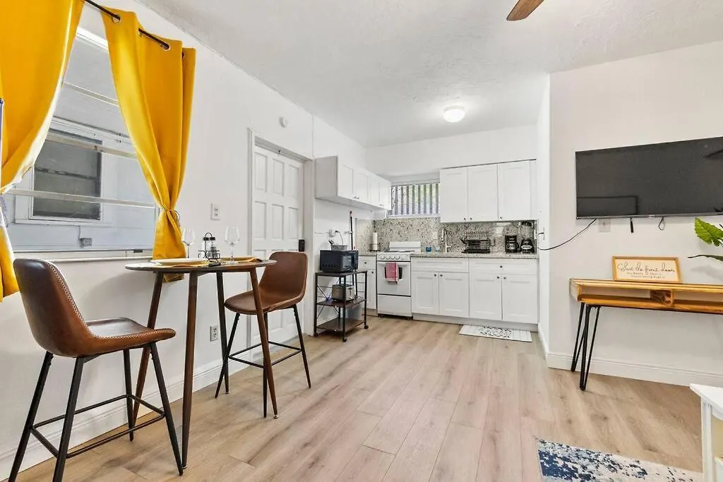 Vila Intimate Casita Mia Minutes Away From Airport, Calle 8, Brickell, Coral Gables, The And More!