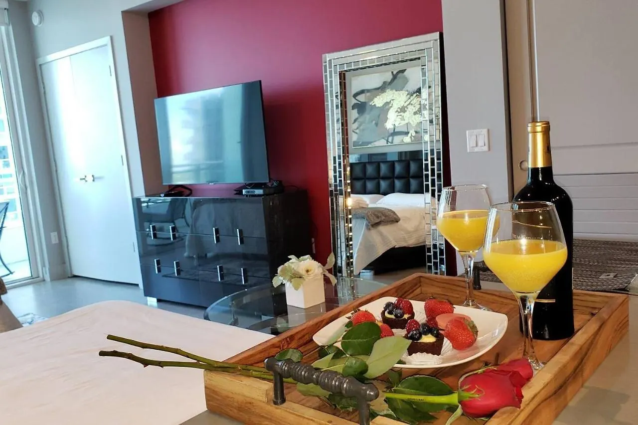 Amazing Located In Upscale-prime Location. Walking Distance To Restaurant * マイアミ