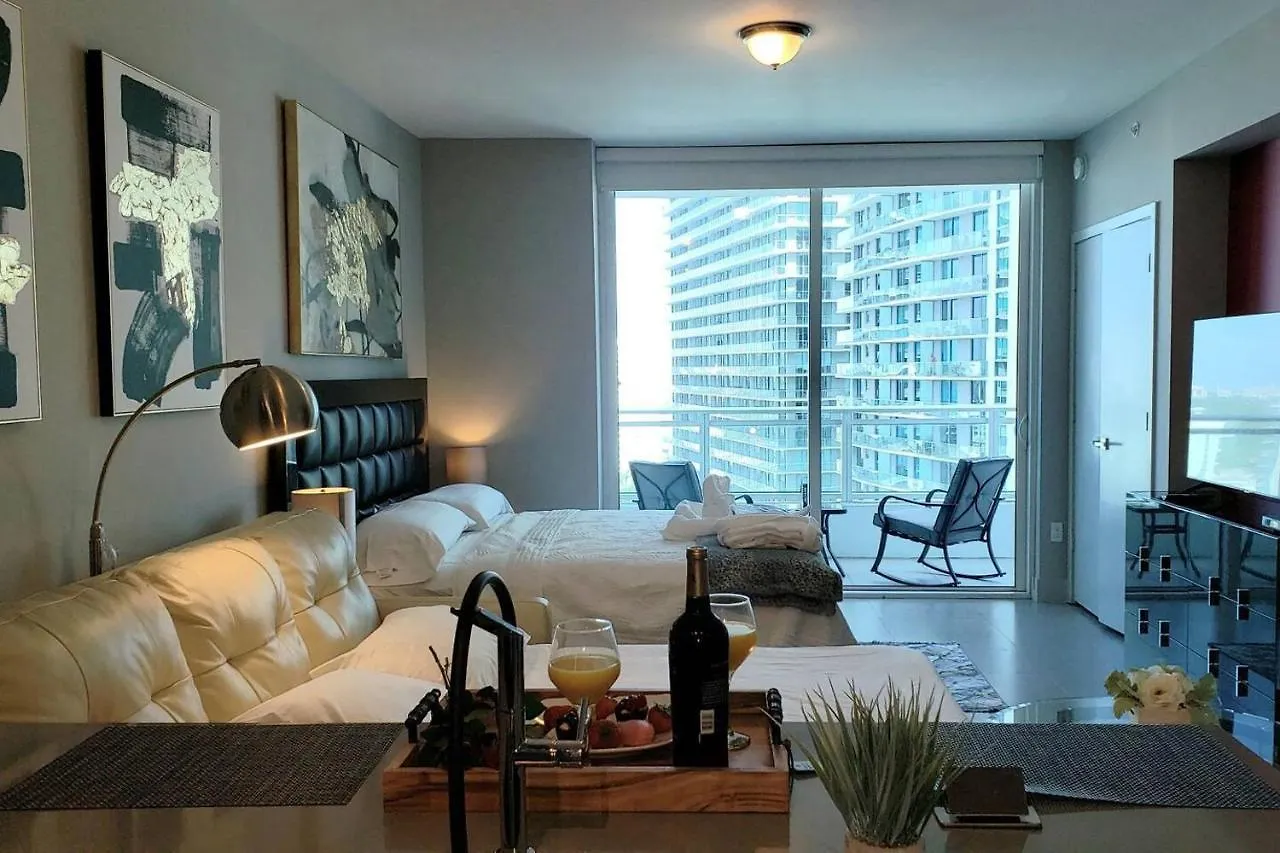 Amazing Located In Upscale-prime Location. Walking Distance To Restaurant アパート