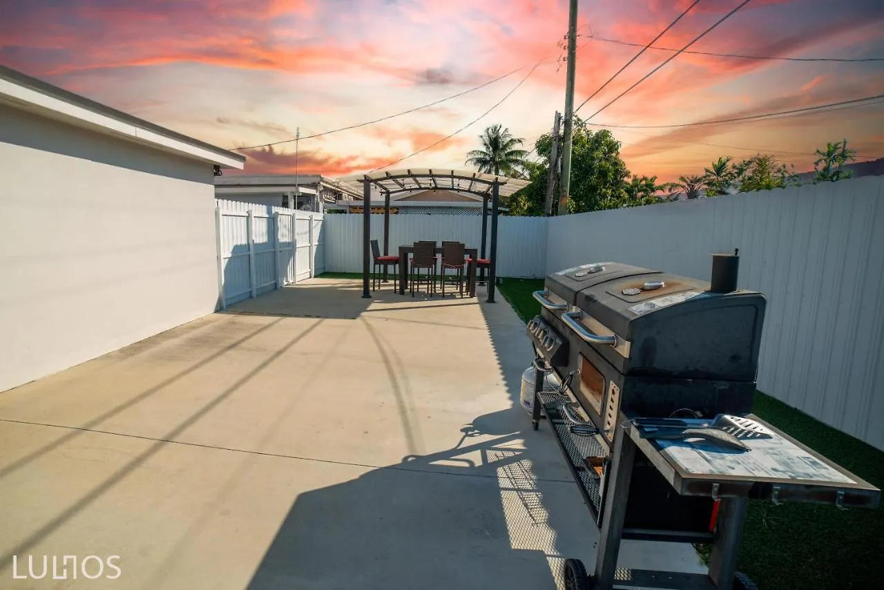Modern 6 Bedroom With Pool And Bbq In L34 Hébergement de vacances *