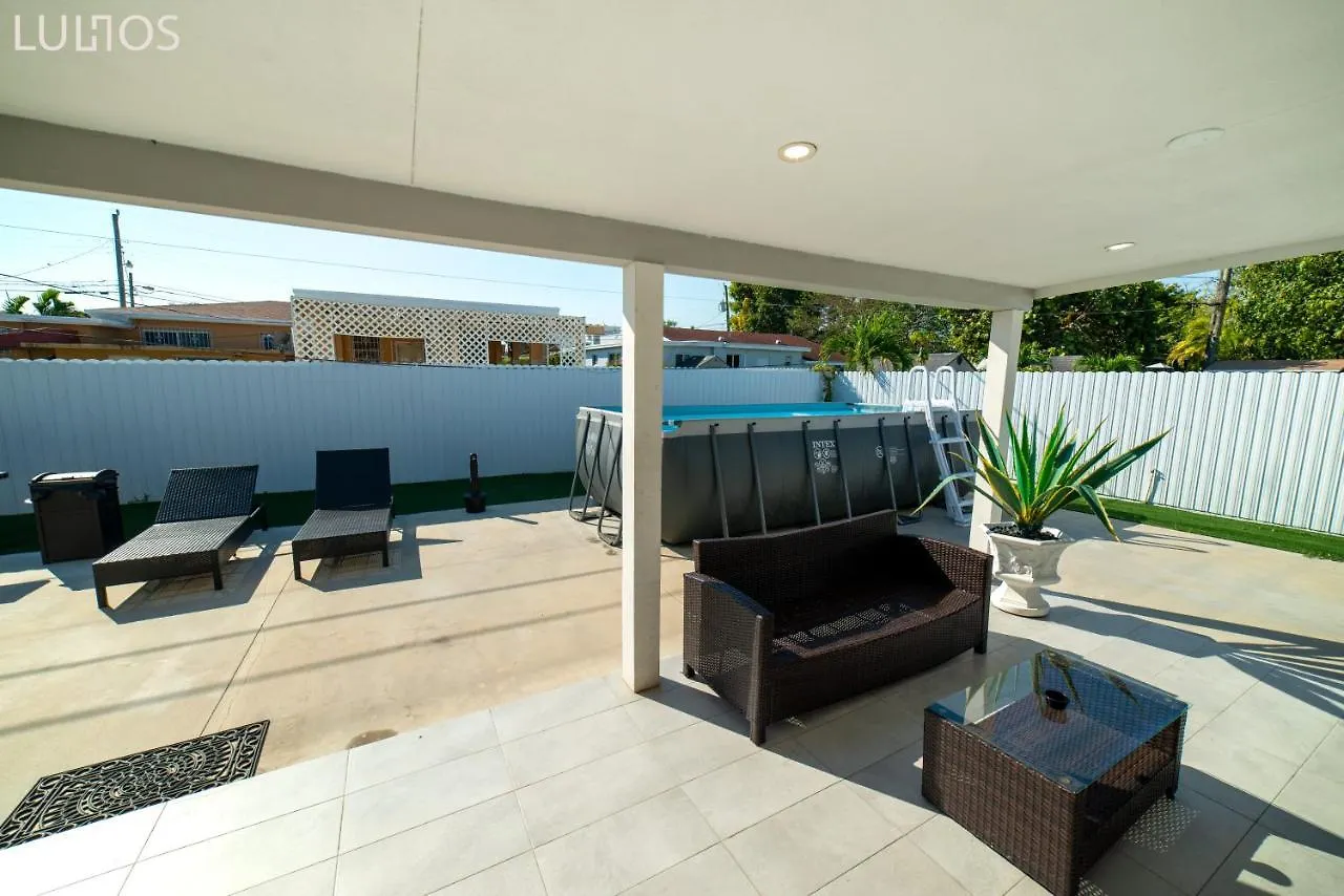 Modern 6 Bedroom With Pool And Bbq In L34 Hébergement de vacances *