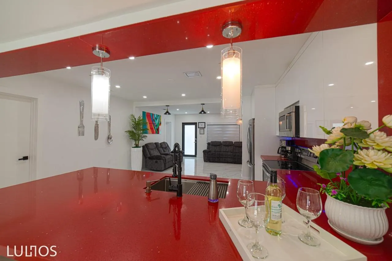 Modern 6 Bedroom With Pool And Bbq In L34 Hébergement de vacances *