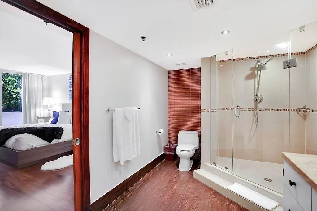 Wait N' Sea! Direct Water Views, Steps From Pool! Miami