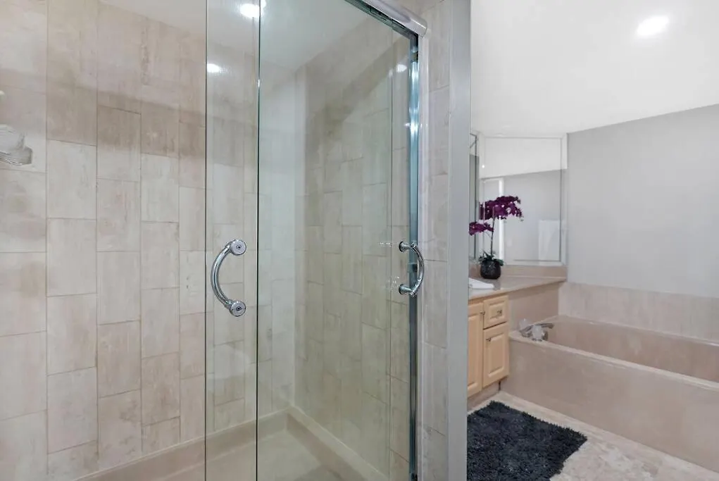 Life Is Gucci! Gorgeous Water Views Condo! Apartman