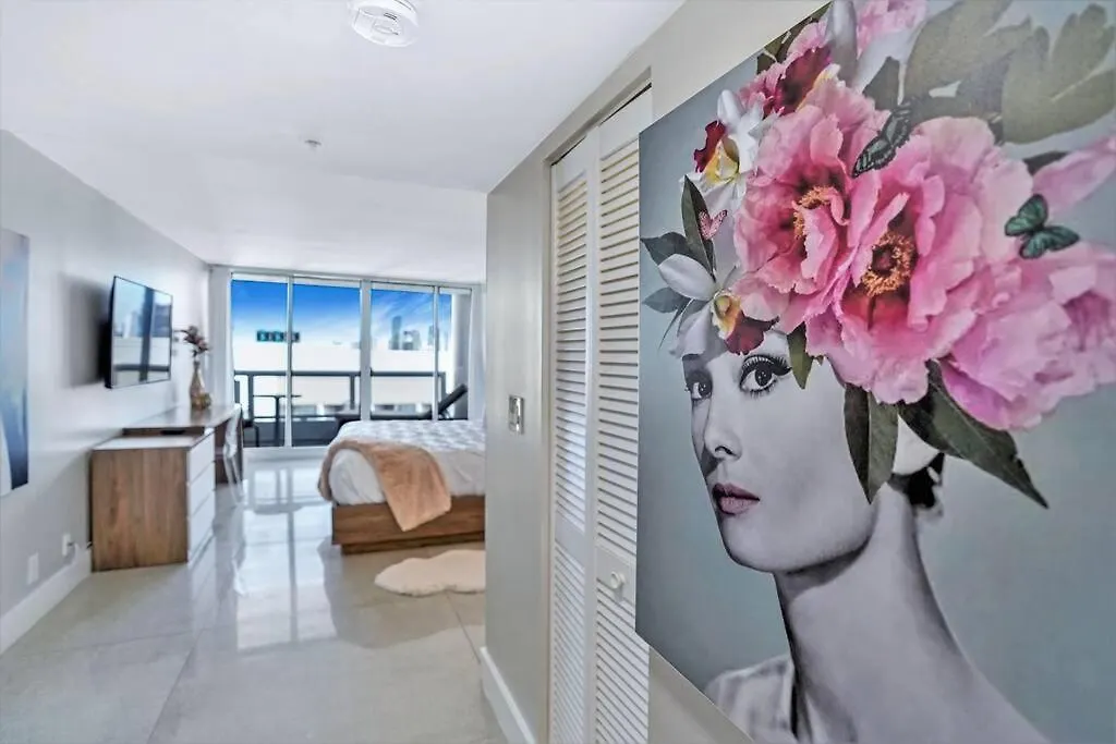 Champagne & Ice! Water Views, 2 Private Balconies! Daire *