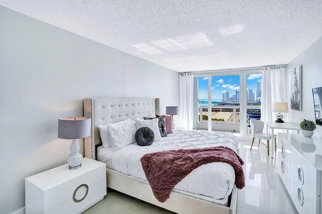 In Love! Skyline Views, Renovated Apartment *