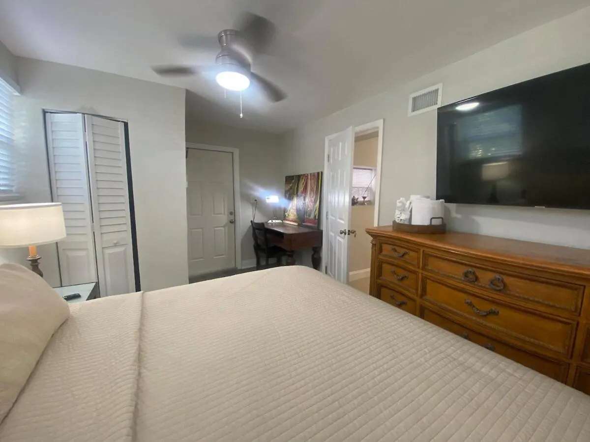 Townhouse With Patio, Gazebo, Free Parking, Centrally Located 度假居