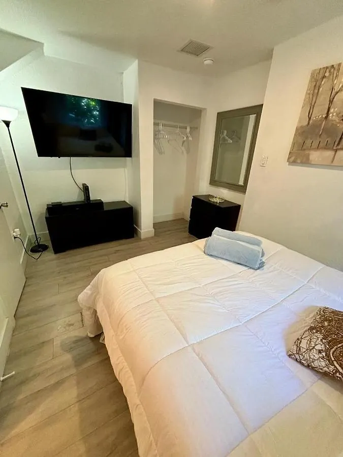 Nyaraló Quiet & Centrally Located House - Private Parking, Laundry And Storage For Luggage *