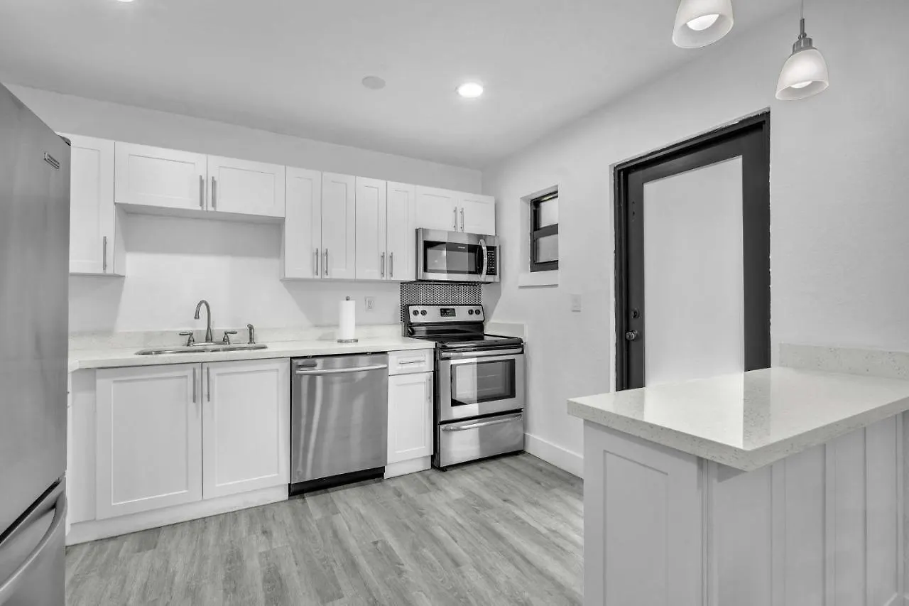 West Brickell - #3 - Renovated 2 1 & Parking Apartman *